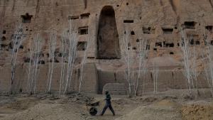 Un hombre afgano camina delante de las ruinas de la estatua de 1.500 años de Buda.