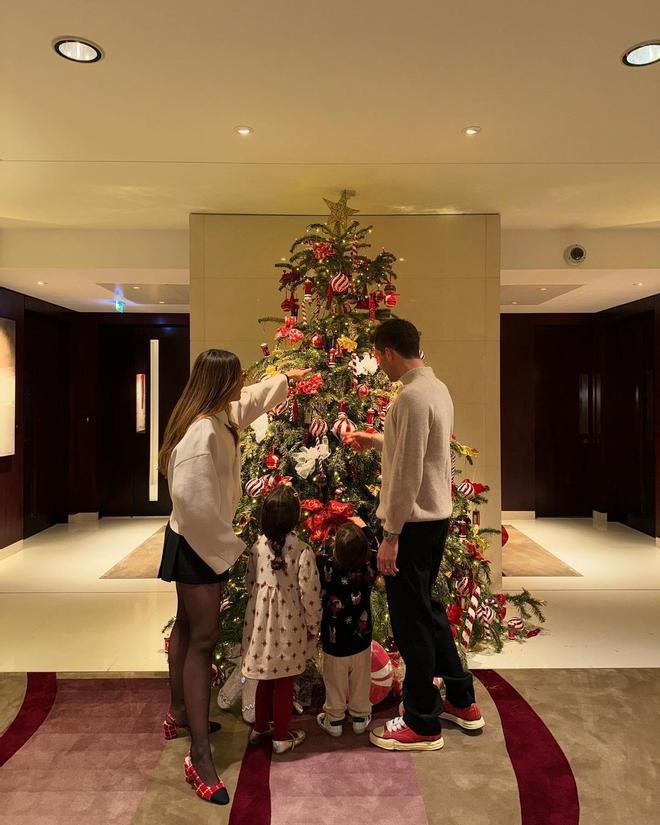 Sergi Roberto y Coral Simanovich decoran el árbol junto a sus hijos
