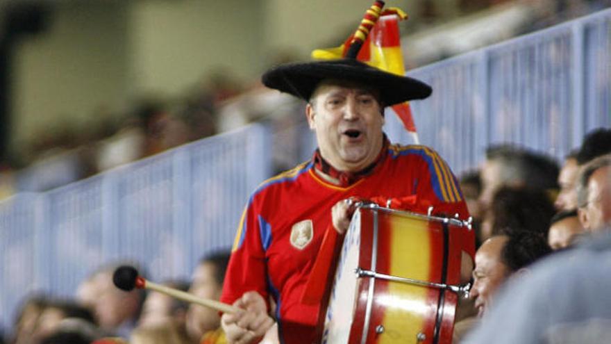 El inigualable Manolo «El del Bombo» llevó el ritmo de ánimo en La Rosaleda.