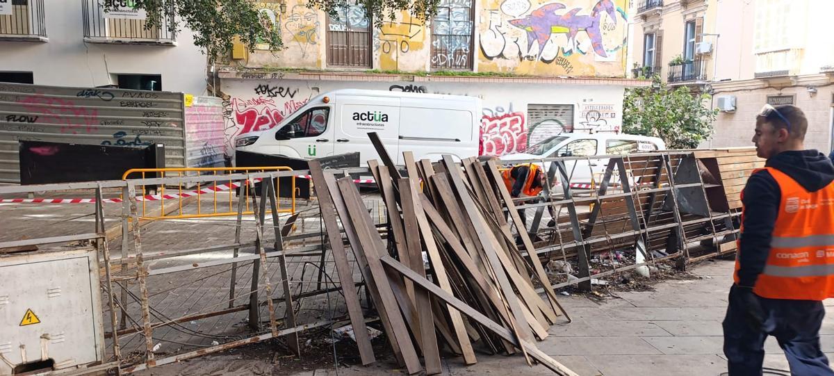 Desmantelamiento esta semana de parte del mobiliario de la plaza de San Pedro Alcántara.