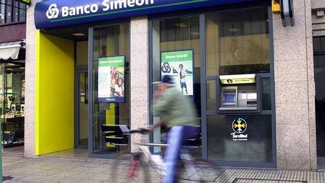 Sucursal del Banco Simeón en A Coruña en 2002 antes de ser absorbido por Caixa Geral. / irene molina