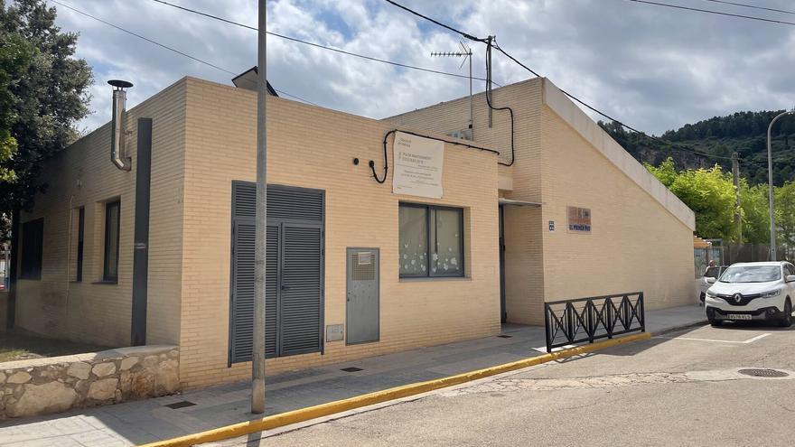 La demora en abrir un aula de la escuela infantil de Moixent obliga a las familias a llevar a sus hijos a otros pueblos