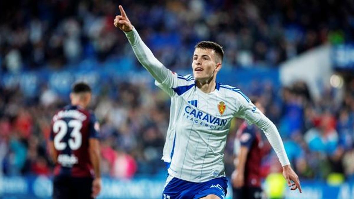 Samed Bazdar celebra el 2-1 al Levante en el estadio de La Romareda.