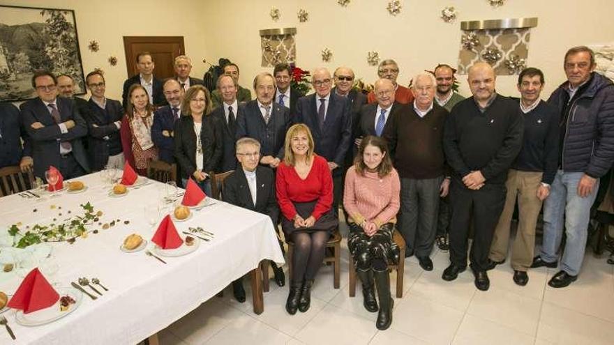 En la fila superior, de izquierda a derecha: José Luis López, Fernando Casero, Teodoro Ramos, Antonio Blanco, Gonzalo Orejas, Jaime Rojo, Ángel Ruiz (hijo), José Luis Álvarez, Manuel Cosmen, Ramón Rodríguez, Álvaro Faes, Juan Manuel Fernández y Vicente González-Villamil. En la fila del medio: Julia Viejo, Juan Carlos González, Mari Luz Villafruela, Rafael Virgós, Wenceslao López, José García-Inés, Ángel Ruiz, Jesús Garriga y Santiago Heras. En primer término: Sor Esperanza, Marisa Ponga y Julia Amada Álvarez.