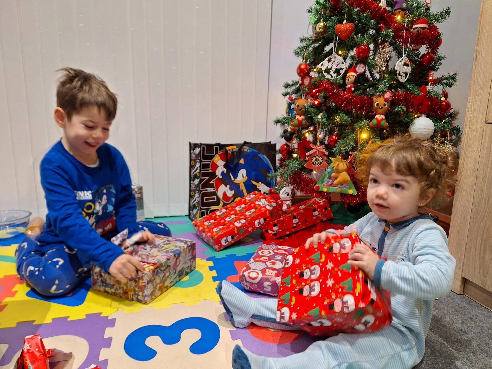Mario y Mía, de 6 y 1 años respectivamente, abriendo sus regalos de Reyes Magos