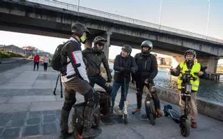 Los dueños de patinete eléctrico en A Coruña, “perplejos” e "indignados" por el veto a llevarlo en tren: “Lo usamos miles"