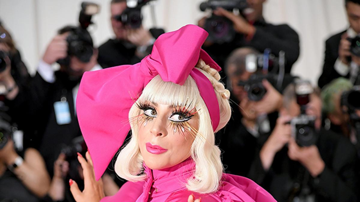Gala Met 2019: Lady Gaga con capa fucsia