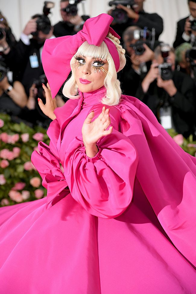 Gala Met 2019: Lady Gaga con capa fucsia