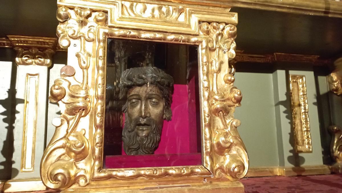 El Santo Rostro, en la capilla de la Virgen de los Reyes, era en su origen un nazareno de Orán, rescatado de la ocupación musulmana de la ciudad española en 1708.