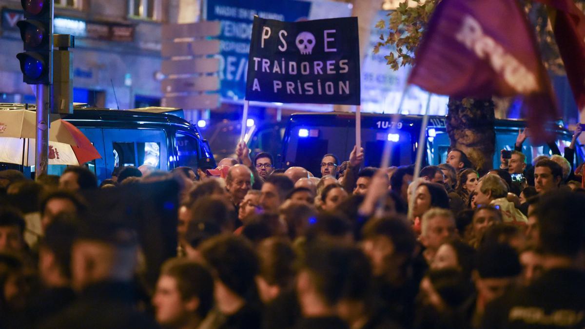 Decenas de personas durante una manifestación contra la amnistía frente a la sede del PSOE en Ferraz.