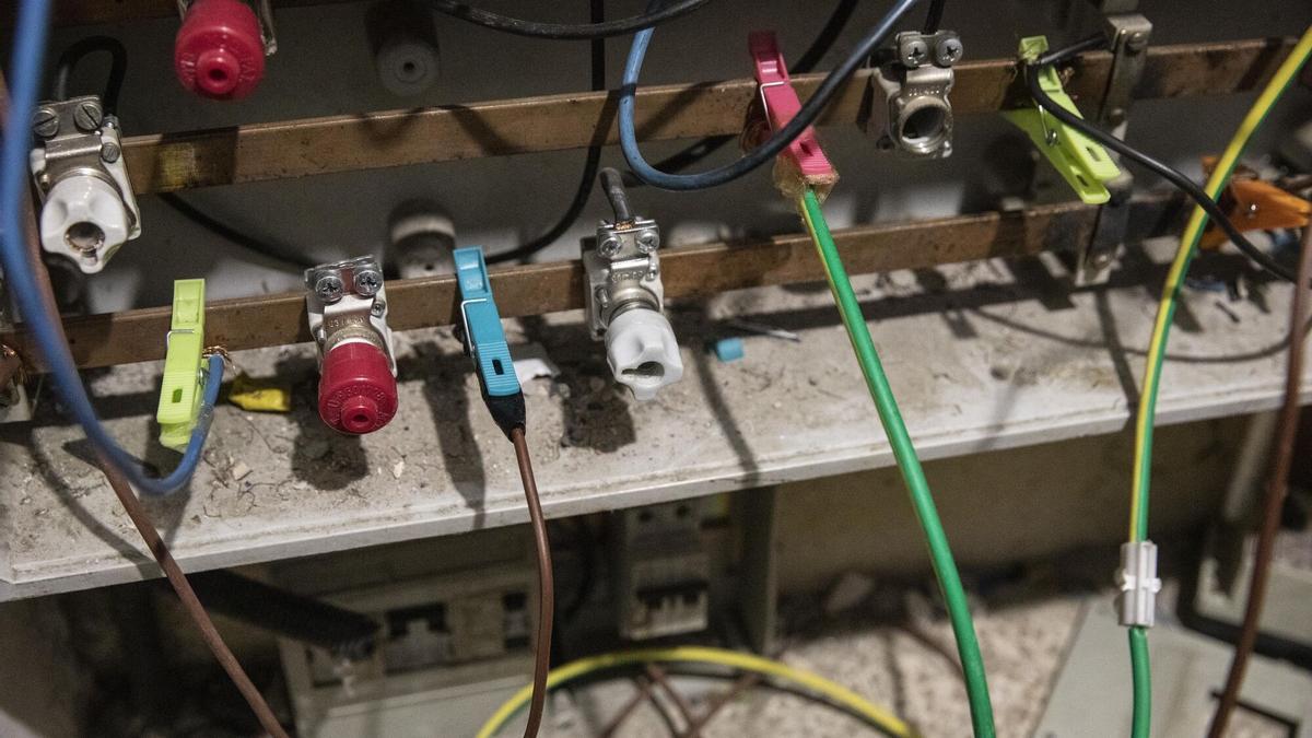 Un armario de contadores con el suministro de luz pinchado, en una imagen de archivo.