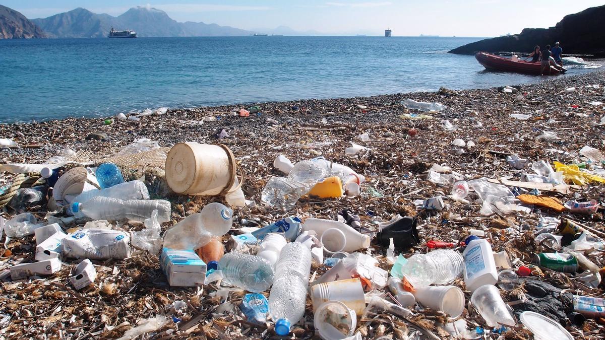 islas de plástico: ¿Dónde están las 7 superislas de plástico que flotan en  los mares de la Tierra?