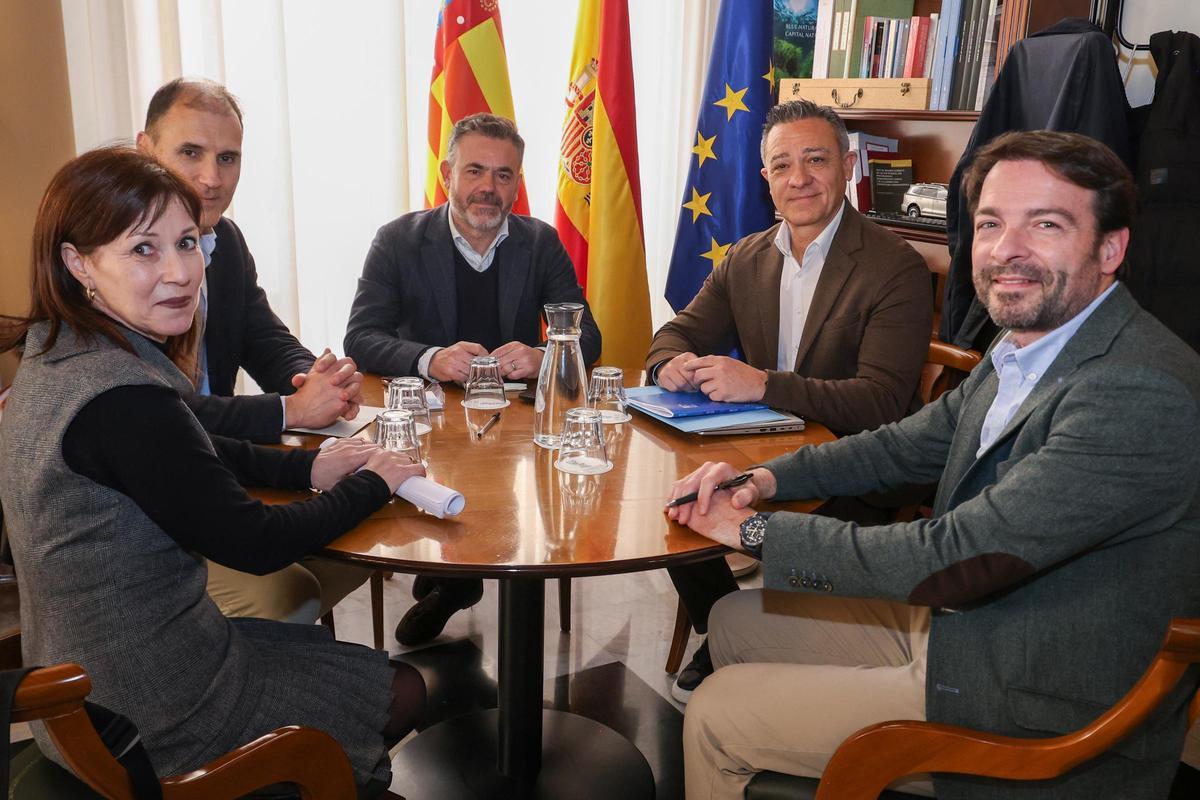 José Díez se reúne con el alcalde de San Antonio de Benagéber, Enrique Santafosta.