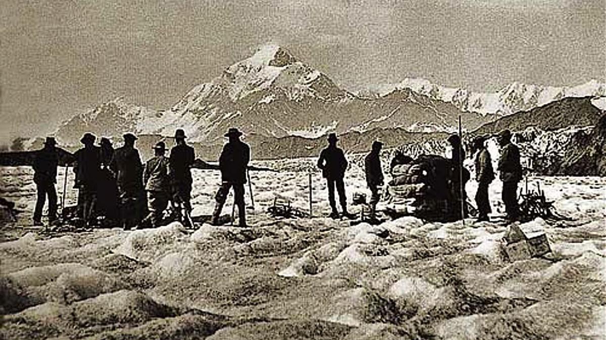 Luis Amadeo de Saboya durante la expedición del Monte Elías, en Alaska.