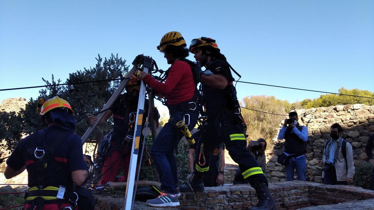 Los bomberos  inspeccionan dos pozos en la Alcazaba y Gibralfaro. Foto: Alejandro Santana Almendro