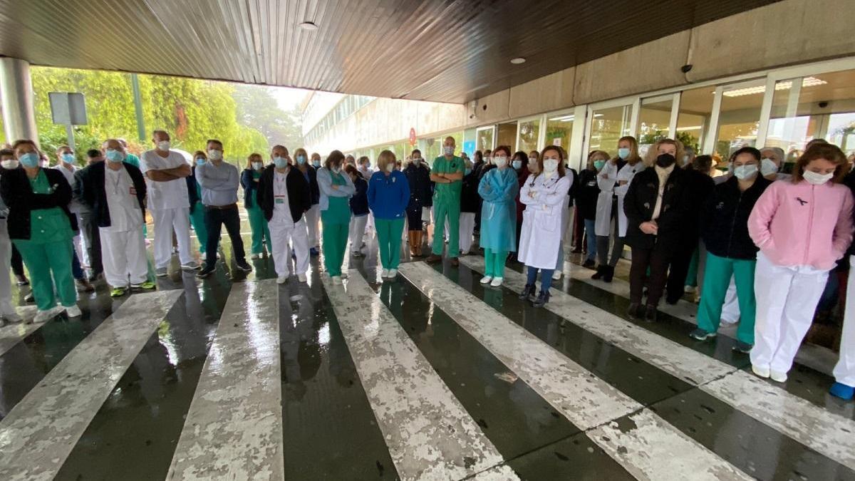Profesionales del hospital de Cabra guardan tres minutos de silencio por la muerte de la celadora