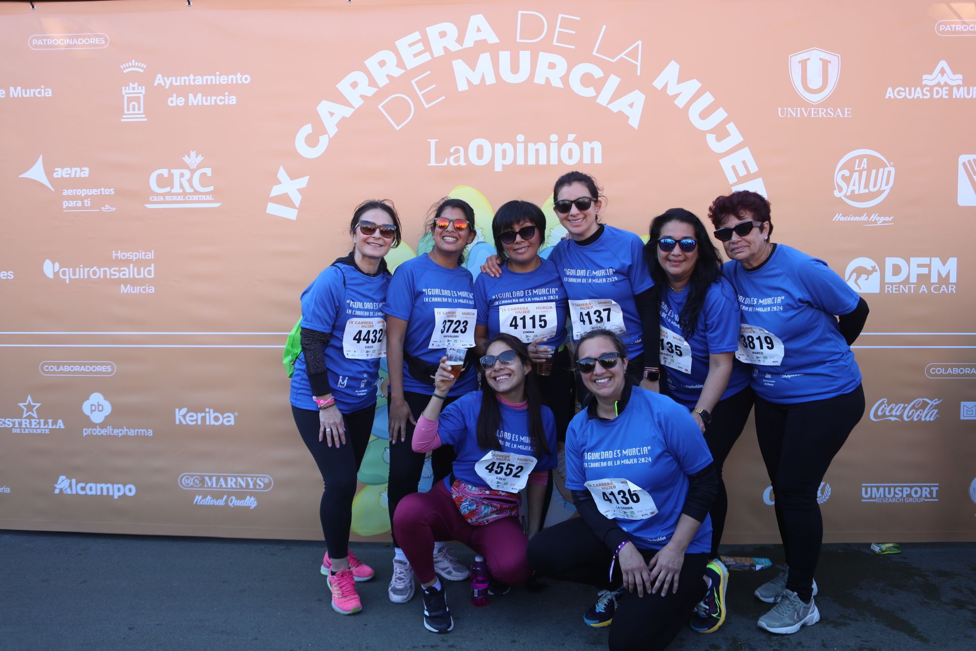 Las participantes posan en el photocall tras finalizar la Carrera de la mujer de Murcia