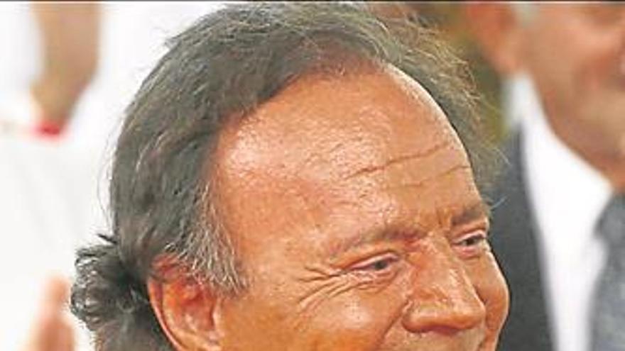 Julio Iglesias debe responder a su paternidad