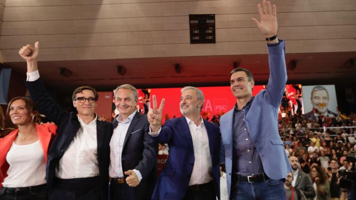 El presidente Pedro Sánchez, con el alcaldable Jaume Collboni, el líder del PSC, Salvador Illa y el expresidente José Luis Rodríguez Zapatero