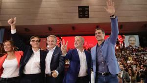 El presidente Pedro Sánchez, con el alcaldable Jaume Collboni; el líder del PSC, Salvador Illa, y el expresidente José Luis Rodríguez Zapatero en el mitin en el pabellón de Vall d’Hebron.