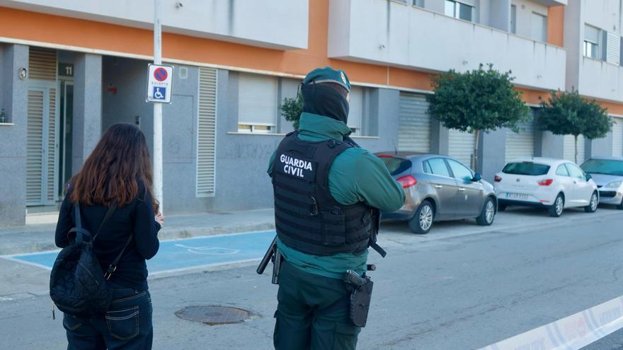 Amplio despliegue de Policía y Guardia Civil en el desahucio de 54 familias en Montserrat