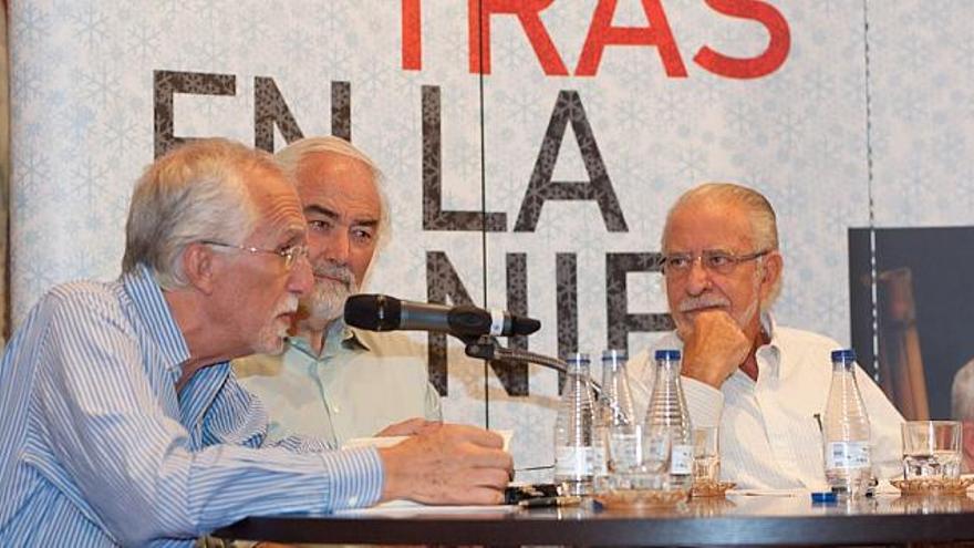 Luis Mateo Díez, Juan José Aparicio y José María Merino, anoche, en la Casa de Cultura La Encomienda.