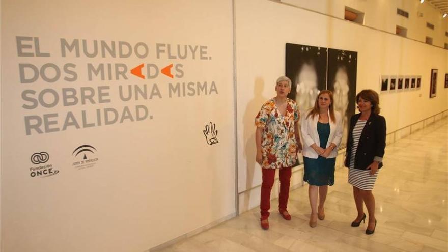 La delegada de Cultura de la Junta inaugura la muestra &#039;El mundo fluye&#039;