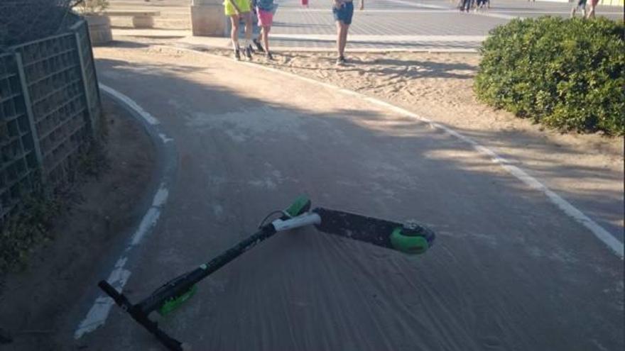 Patinetes de alquiler tirados en el paseo marítimo