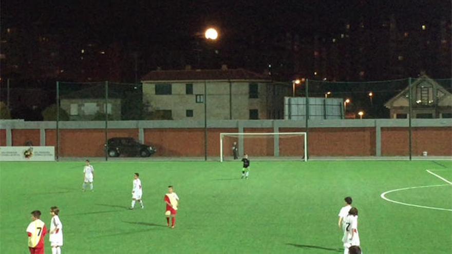 La superluna ilumina el cielo de Vigo