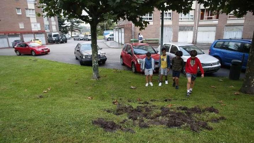 Unos niños en la zona por donde pasó el jabalí.