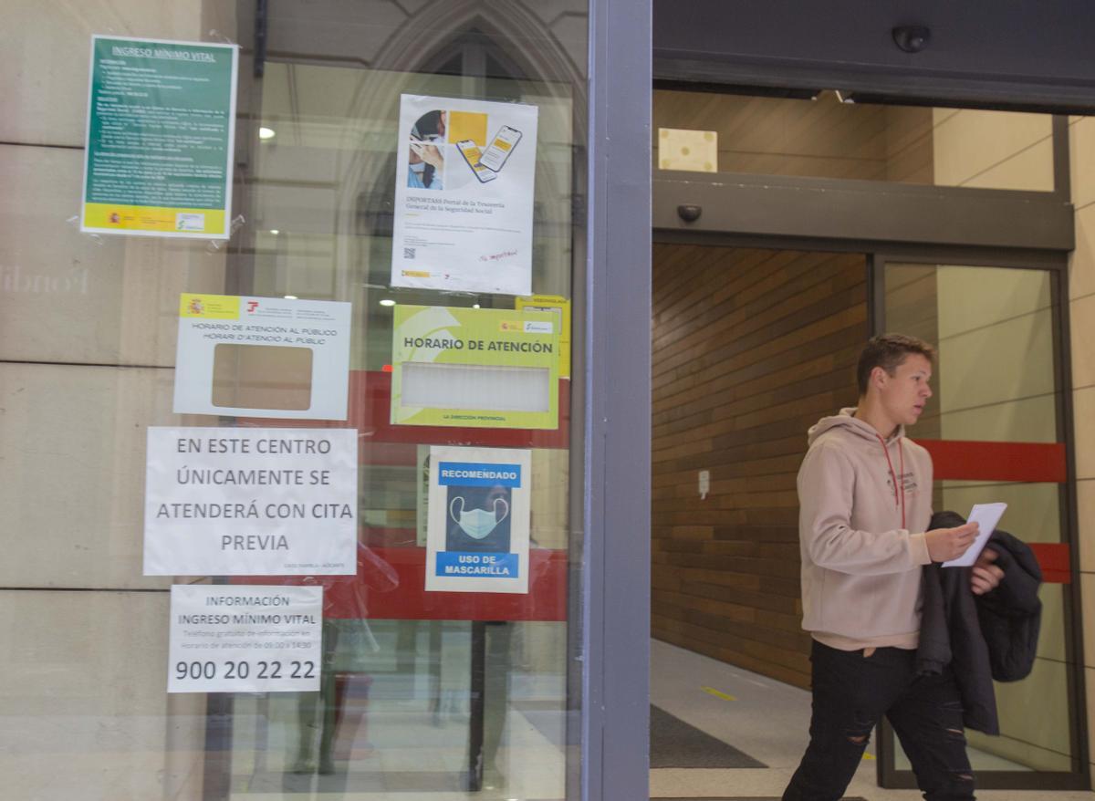 En las puertas de las oficinas de la Seguridad Social han retirado el horario de atención al público y se informa de que solo se atiende con cita previa