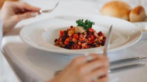 Una mujer se dispone a degustar una ensalada, como plato único de su comida.