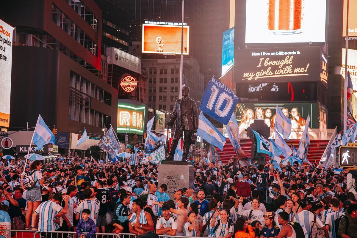 Aficionados de la selección española y  argentina de fútbol  toman Times Square antes de la final de la Copa del Mundo.