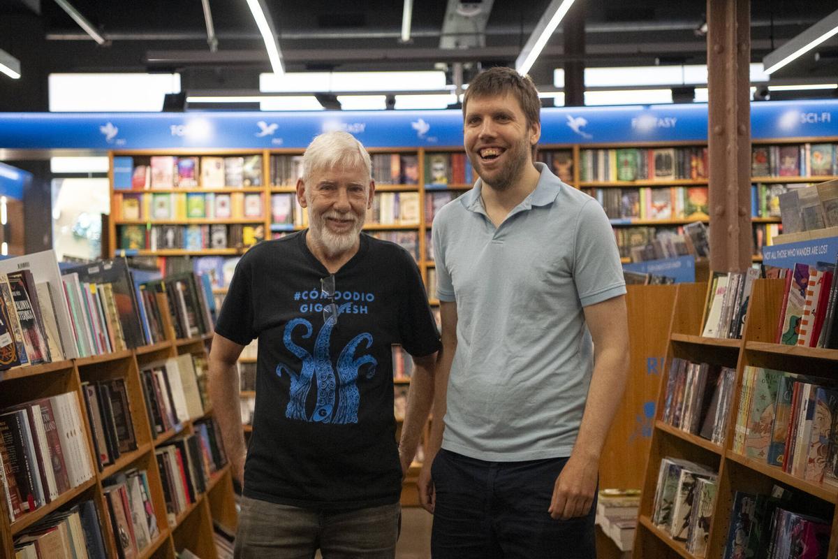Alejo e Íñigo Cuervo, propietarios de la librería Gigamesh. Triángulo Friqui. Barcelona, 30 de junio de 2026. Foto: Belén González / EP