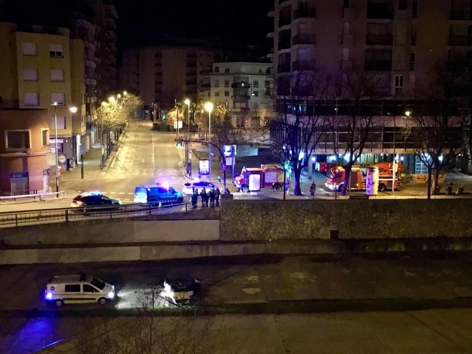 Un conductor begut s'estimba pel pont de l'Areny de Girona