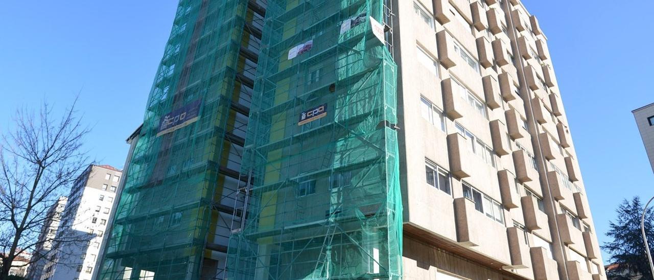 Un andamio cubre un edificio en el centro de Pontevedra en el que se acometió una renovación de la fachada.