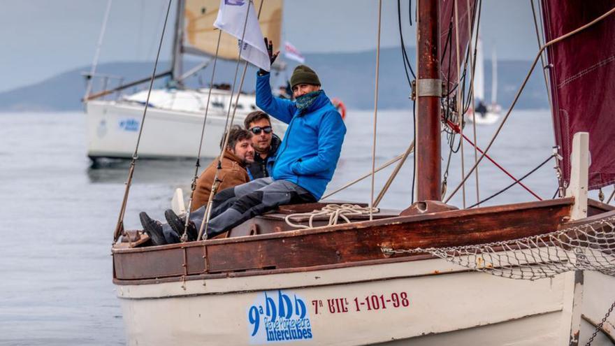 La falta de viento frena a la flota en Sanxenxo