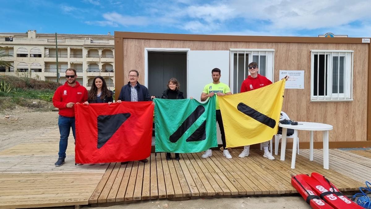 Las banderas que ondearán este verano en las playas de Dénia