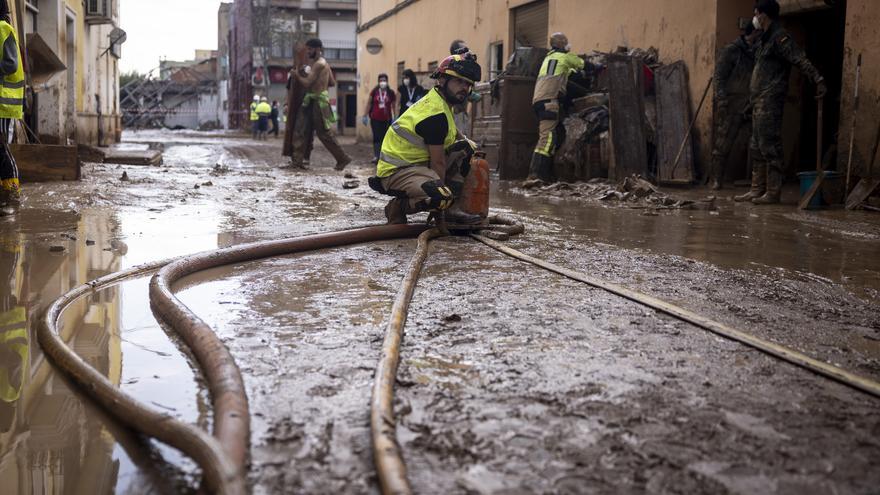 Efectivos de la UME continúan trabajando sin descanso en Massanassa