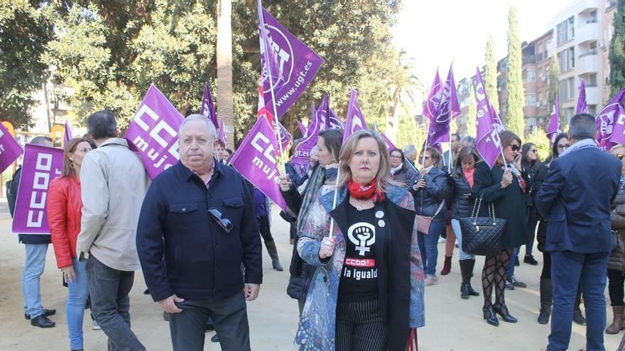 Antonio Jiménez, secretario general de UGT, y Anna Mellado, secretaria de Igualdad de CC OO, durante el acto celebrado en el jardín de Floridablanca de Murcia.