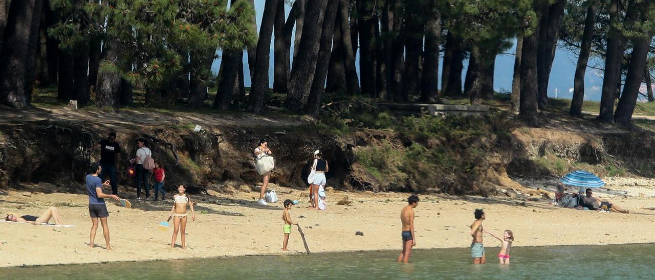 Bañistas en una playa de A Illa.