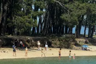 Sanidade controlará la calidad del agua de unas 70 playas en O Salnés y Ullán este verano