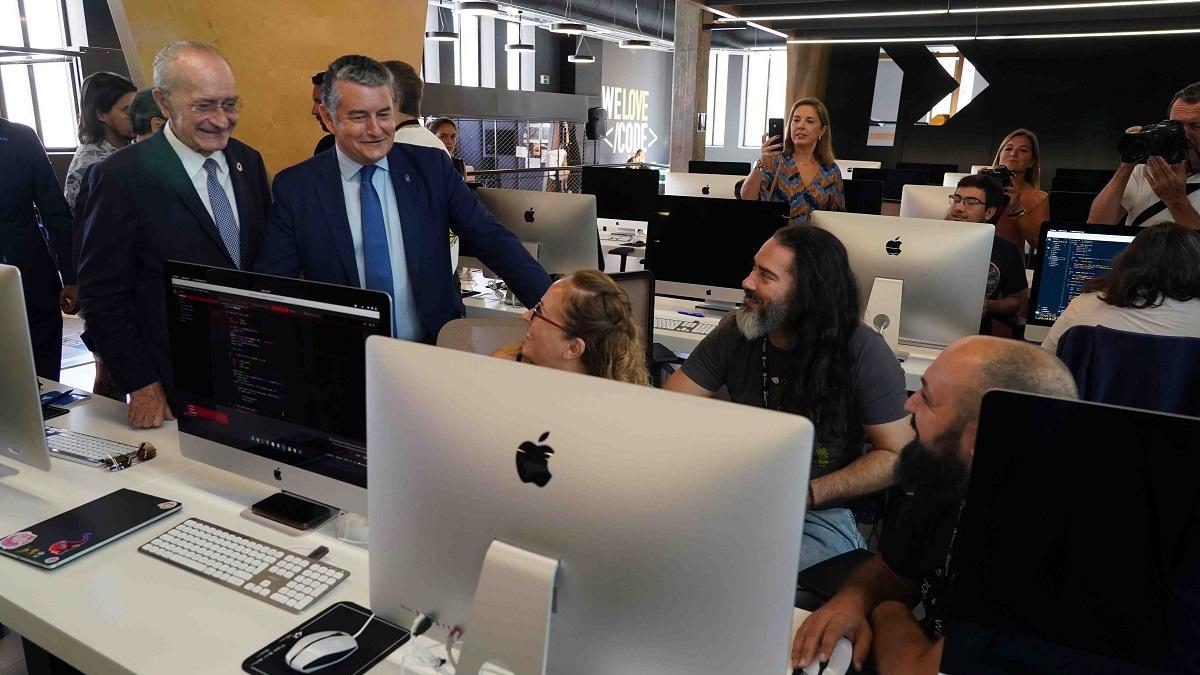 El consejero andaluz Antonio Sanz, acompañado por el alcalde de Málaga, Francisco de la Torre, en la sede de 42 Málaga Fundación Telefónicao.