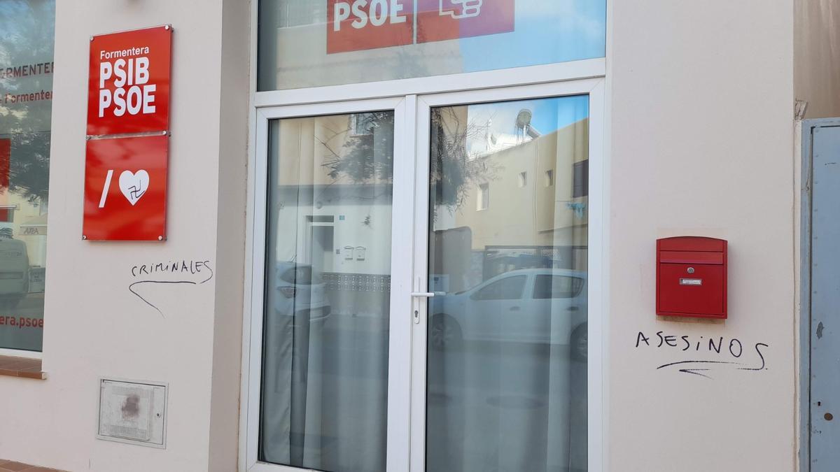 Las pintadas que han aparecido en la sede del PSOE de Formentera