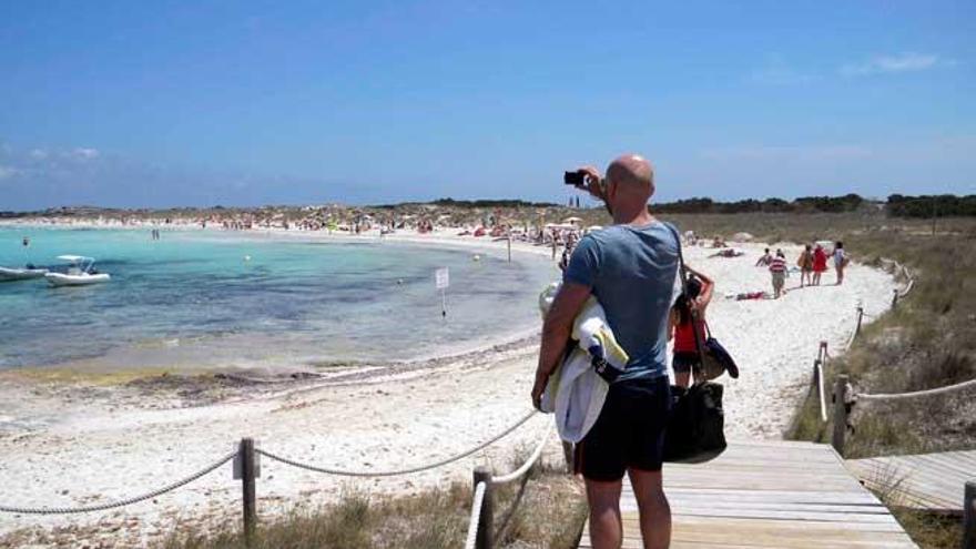 La playa de ses Illetes, «un paraíso» para muchos viajeros internautas.