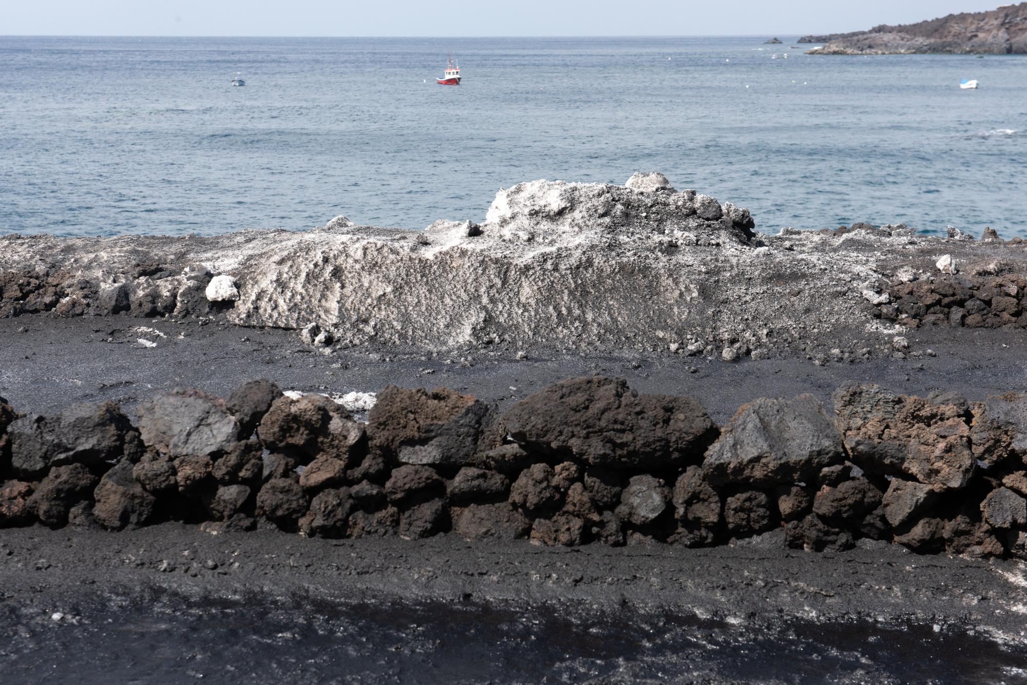 La ceniza cubre la sal de las salinas de Fuencaliente