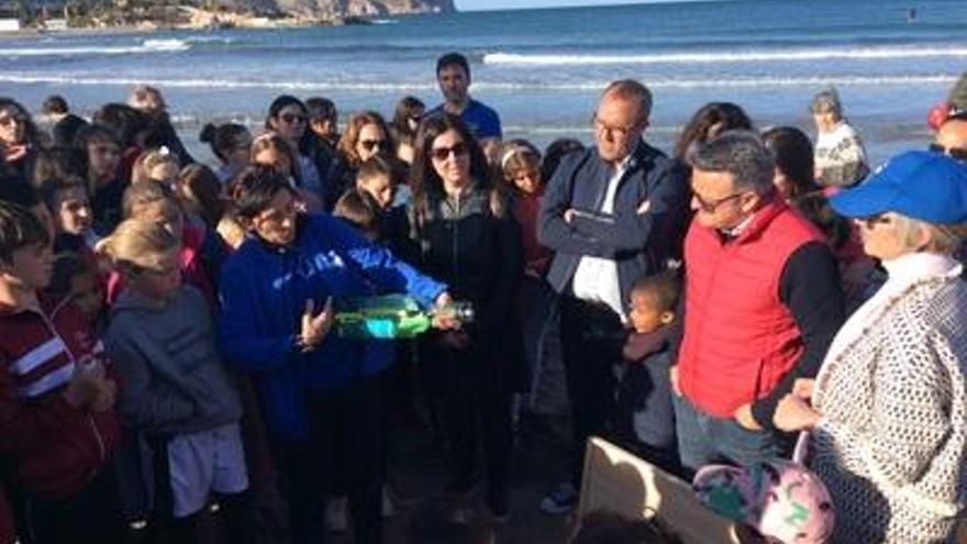 Una botella con mensaje en Xàbia: «salvar la Posidonia»