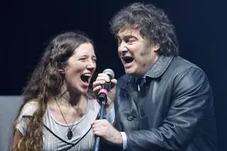 Milei canta a ritmo de rock mientras el público insulta a Pedro Sánchez