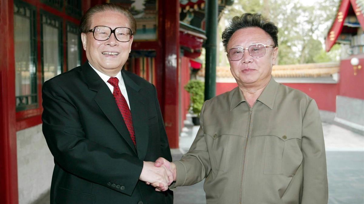 zentauroepp1821975 north korean leader kim jong il  right  shakes hands with fo170811184553