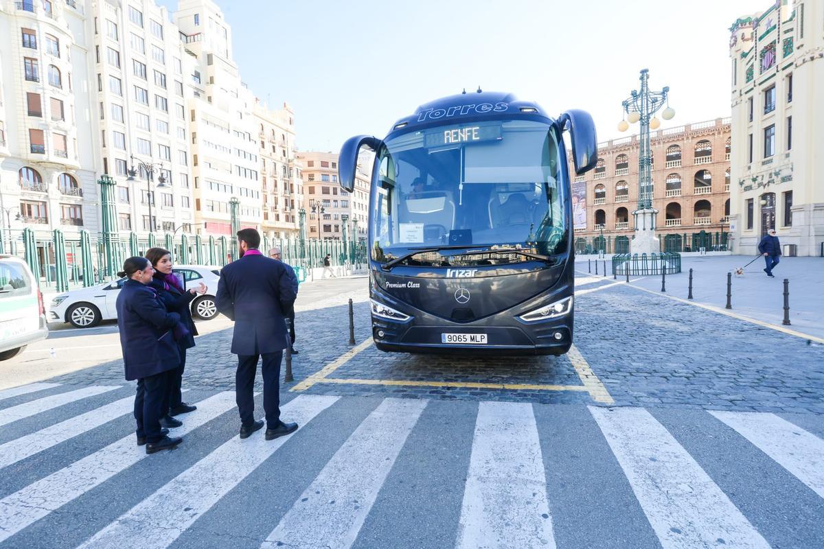 Pasajeros bajan de uno de los autobuses del servicio por carretera entre Xàtiva y Alcoi en la estación de ferrocarril setabense, en imagen de archivo.